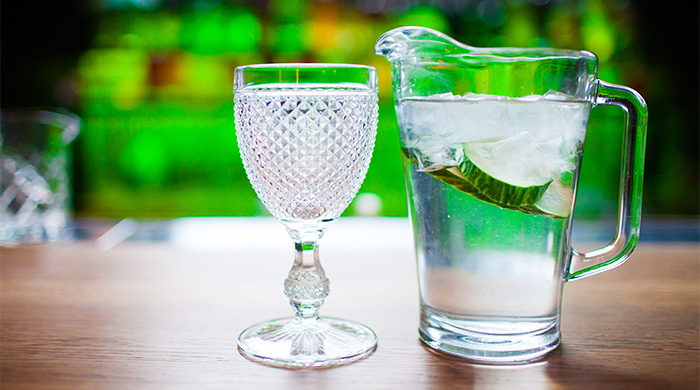 Какую воду мы пьем в ресторанах и почему она стоит так дорого?