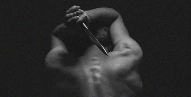 Сотрудник съемочной группы нового фильма с Энн Хэтэуэй получил удар ножом на площадке