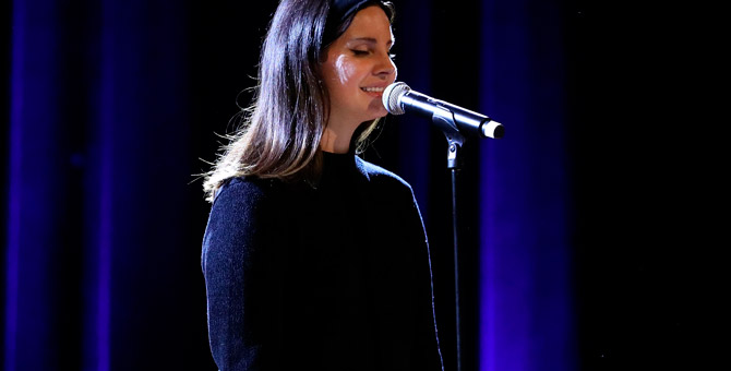 Лана дель Рей исполнила две новые песни на концерте в поддержку ЛГБТ-сообщества