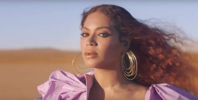 Бейонсе поет в пустыне и на фоне водопада в видео на трек «Spirit»
