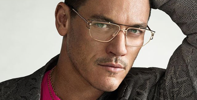 Люк Эванс снялся в рекламной кампании очков Versace