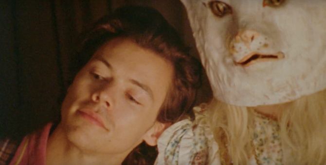 Гарри Стайлз танцует у костра с друзьями в кампании аромата Gucci