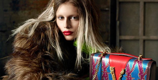 Кайя Гербер позирует без бровей и в шубе в новой кампании Versace