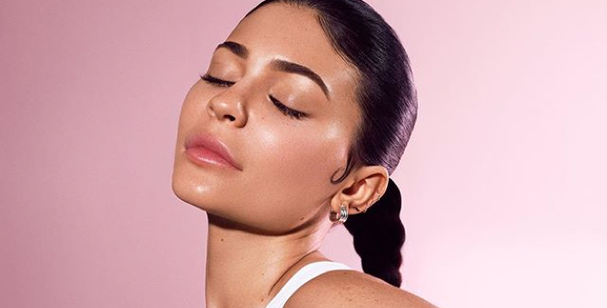 У бренда Кайли Дженнер Kylie Skin появилась линейка мерчандайза