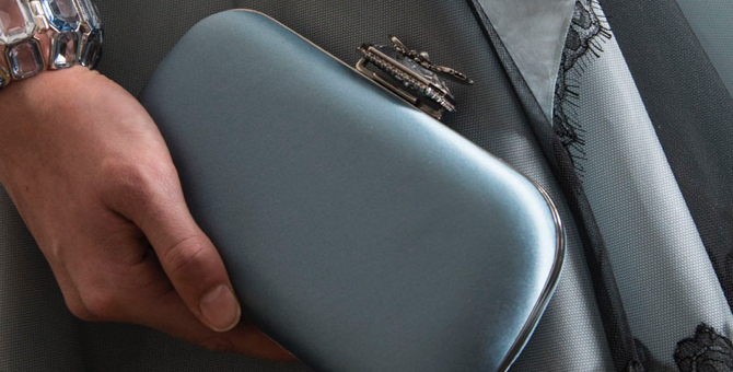 В московском бутике Alexander McQueen появились клатчи с застежками-насекомыми