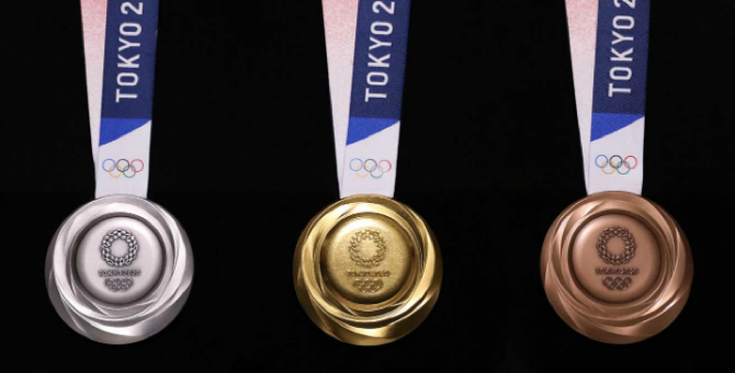 Организаторы Олимпийских игр в Токио показали медали из переработанной электроники