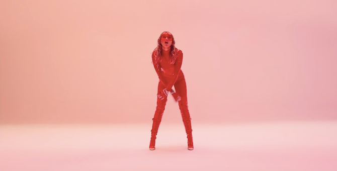 Майли Сайрус танцует в латексном комбинезоне в видео на трек «Mother's Daughter»