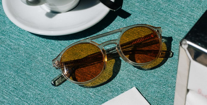 Появились очки, которые делают мир похожим на фильмы Уэса Андерсона