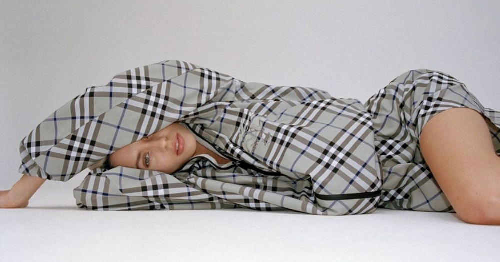 Продажи Burberry выросли впервые за два года