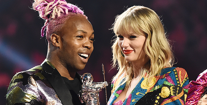 Познакомьтесь с Тодриком Холлом — лучшим другом Тейлор Свифт и новой квир-иконой