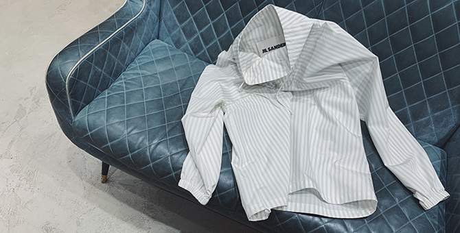 Мужской показ: легкая куртка, спортивные брюки и бутылка для воды