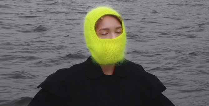 Неоновая балаклава и варежки на резинке: выбираем новогодние подарки у российских марок