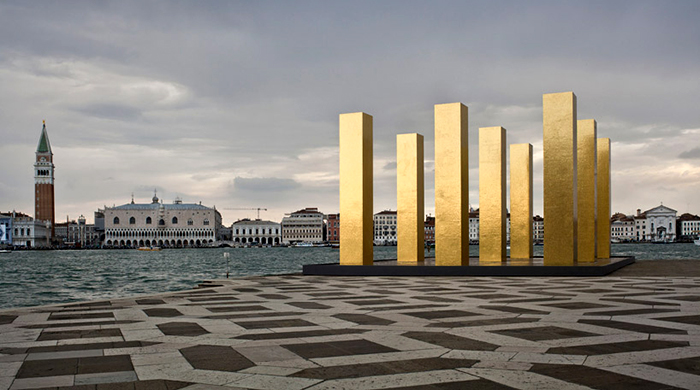 Инсталляция \"Небо над девятью колоннами\" на архбиеннале в Венеции