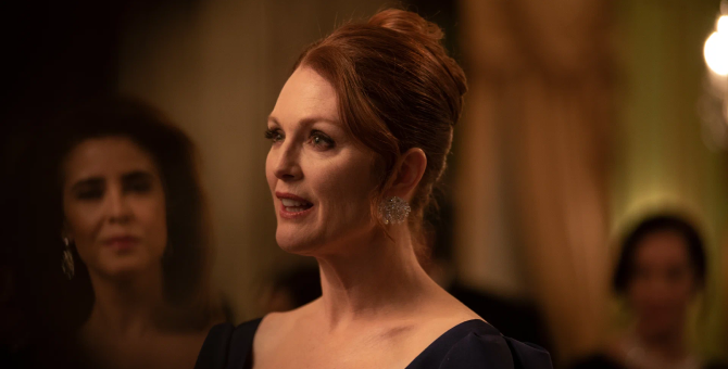 Джулианна Мур выставила на NFT-аукцион свои платья с красных дорожек