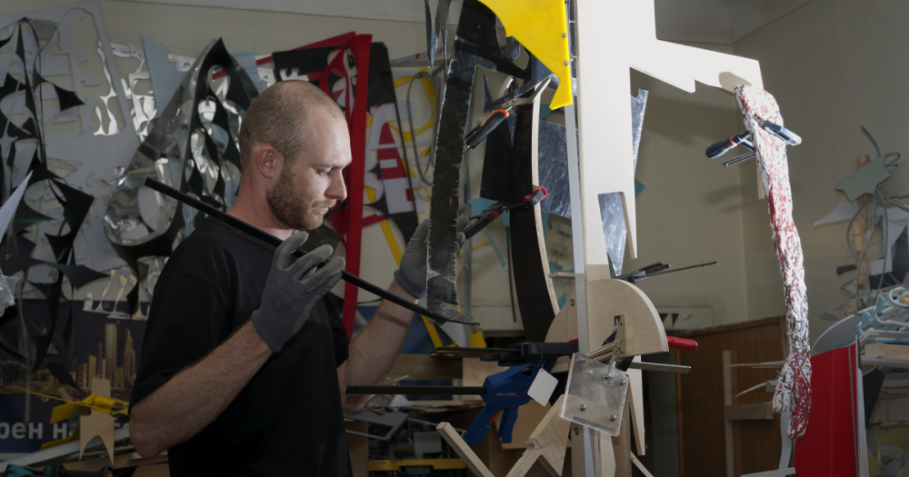 «Я был одним из пионеров в работе с апсайклингом в России». Миша Бурый об экологии, своем проекте для Cosmoscow и «Глине №4»