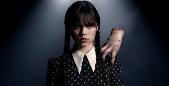 Netflix поделился первым тизером сериала о повзрослевшей Уэнсдэй из семейки Аддамс