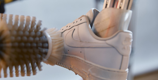 Nike изобрел робота для чистки и ремонта кроссовок