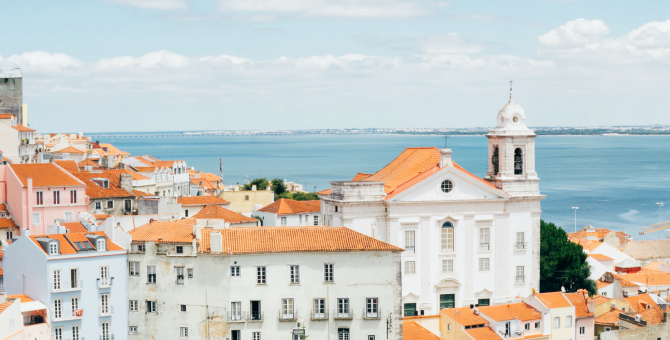 Власти Португалии отменили коронавирусные ограничения на въезд для туристов