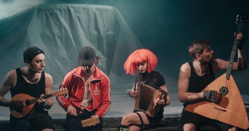 Шутки, техно и Платон: создатели — о том, что представляет из себя спектакль «Государь — стендап»