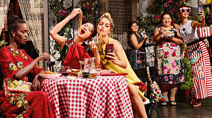 Селфи и танцы на столе: рекламная кампания Dolce & Gabbana