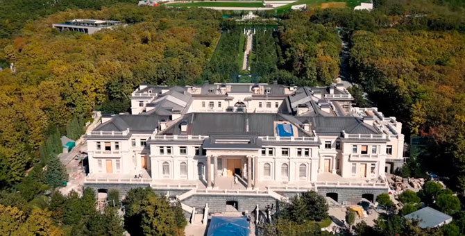 ФБК выпустил расследование о «дворце Путина» в Геленджике