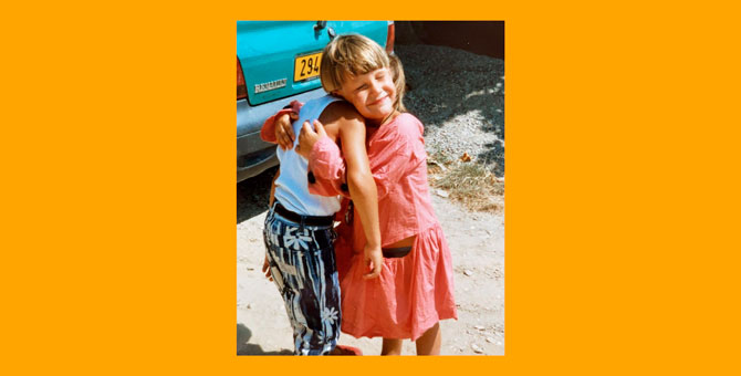 Симон Порт Жакмюс выложил свое детское фото в платье