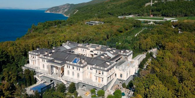 «Россия 1» и «Медуза» показали свои расследования о дворце в Геленджике