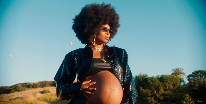 Сиара показала клип «Rooted» — она снялась в нем за два дня до рождения ребенка