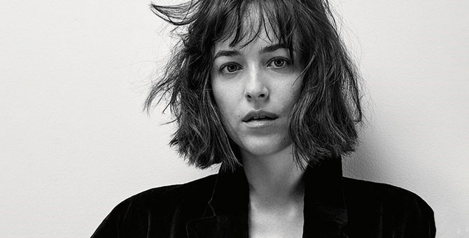 Дакота Джонсон запустила подкаст, чтобы поддержать жертв насилия