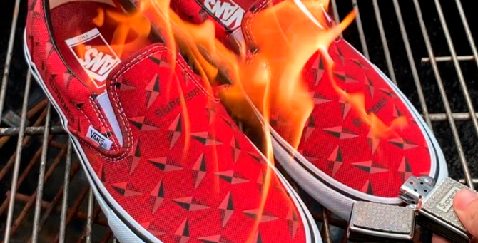 В соцсетях появился тренд на сжигание товаров Supreme