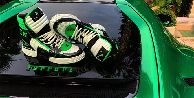 Филипп Плейн сфотографировал кроссовки на машине, и Ferrari грозит судом