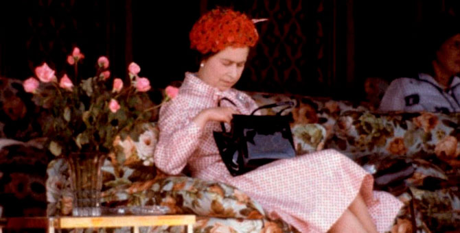 Cумки любимого бренда Елизаветы II стали хитом после выхода «Короны»