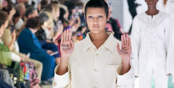 Gucci раскритиковали за использование смирительных рубашек на показе