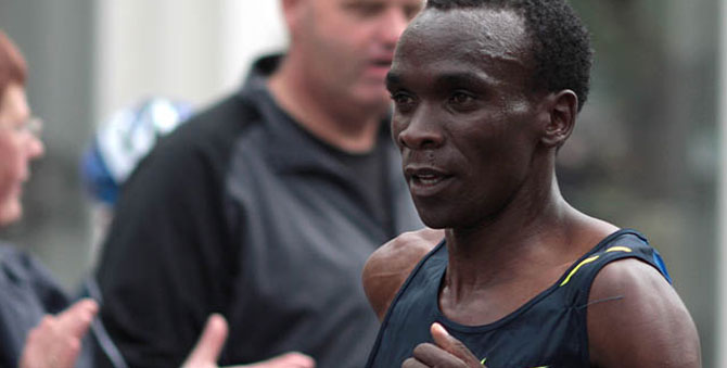 Элиуд Кипчоге стал первым в мире человеком, пробежавшим марафон быстрее двух часов