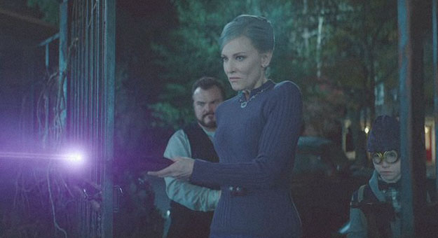 Кейт Бланшетт сражается с тыквами в трейлере «Тайны дома с часами»