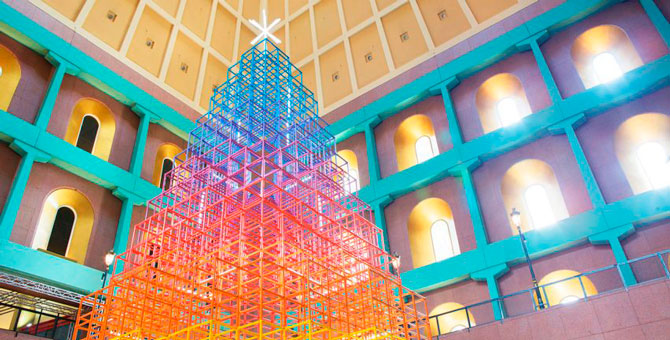 Баухаус и бонсай Екатерины Великой: названы 10 лучших дизайнерских елок 2019 года