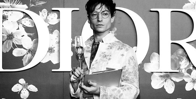 Эзра Миллер пришел на модный показ с ручкой в виде бокала