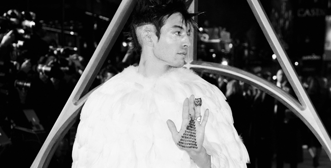 Эзра Миллер вышел на красную дорожку в образе совы Букли от Givenchy