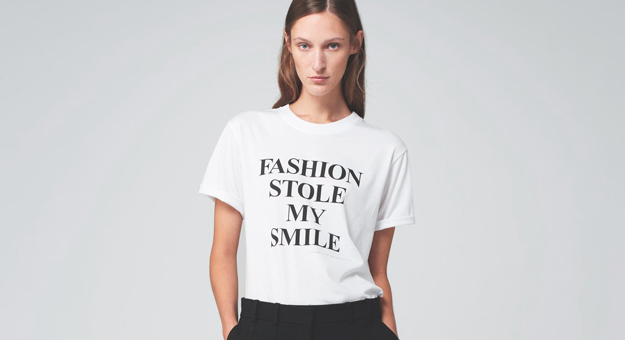 Виктория Бекхэм объяснила дизайн футболки «Fashion stole my smile»
