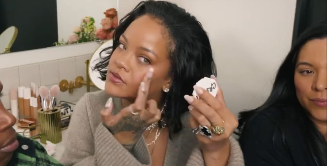 #Shotsandswatches: Рианна сыграла в игру с шотами и показала новые образцы своей косметики
