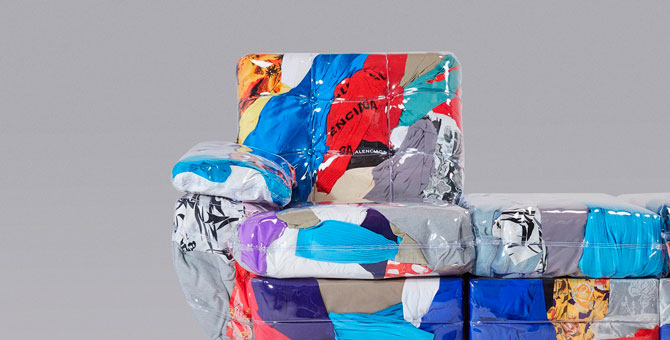 Гарри Нуриев сделал диван из нераспроданной одежды Balenciaga