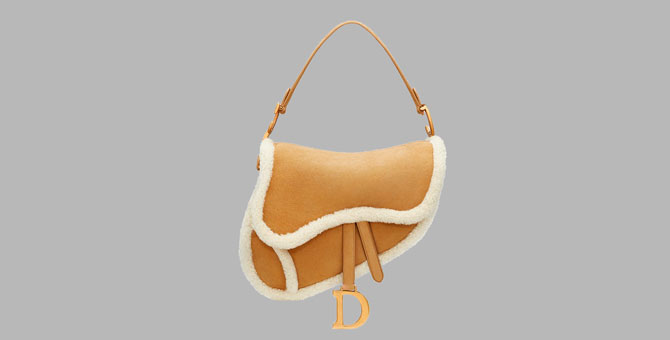 Dior выпустил новую версию сумки-седла — теперь она из овчины