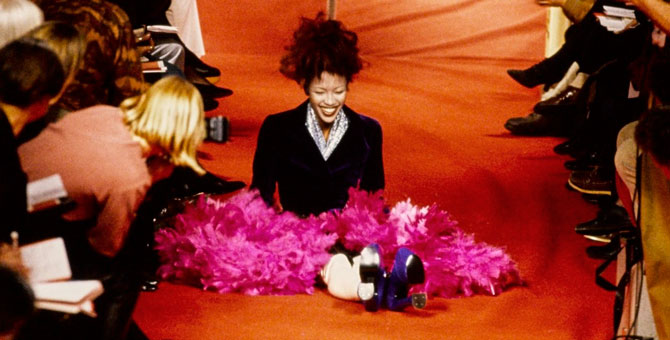 Дизайнеры просили Наоми Кэмпбелл упасть на подиуме