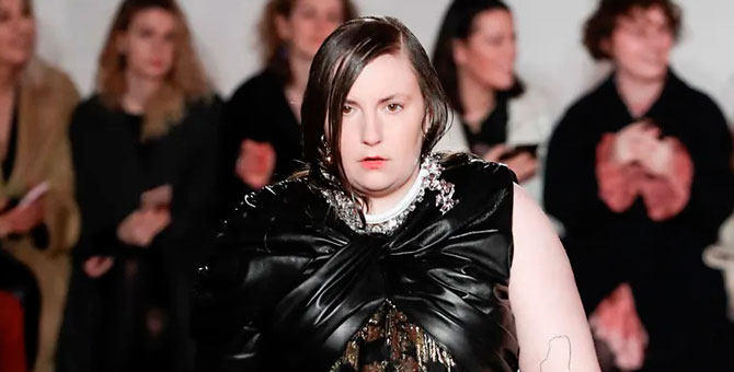 Лина Данэм вышла на подиум на Неделе моды в Лондоне