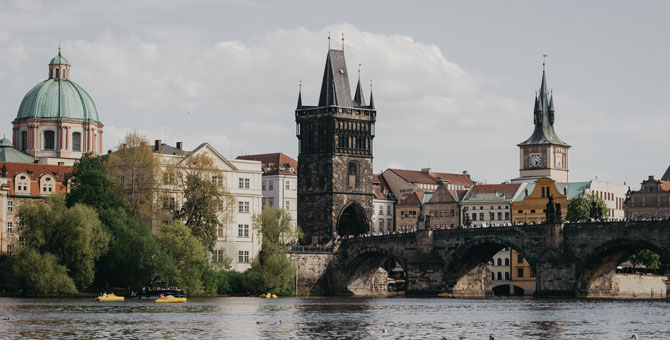 Прага планирует ограничить размещение туристов через Airbnb