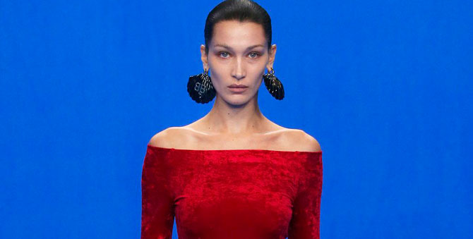 Белла Хадид оценила диван Balenciaga Гарри Нуриева