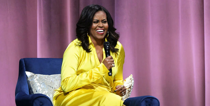 Мишель Обама надела блестящие ботфорты Balenciaga на презентацию своей книги