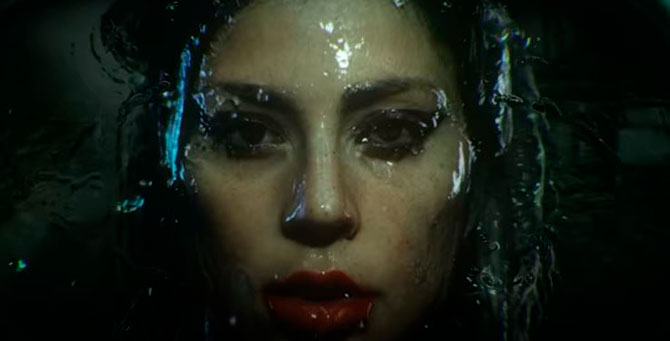 Леди Гага выпустила инстаграм-маску по мотивам клипа «Rain on Me»