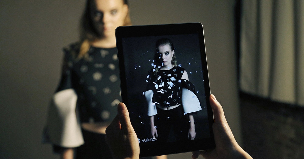 Wearable Media делает одежду, чувствительную к астероидам, соцсетям и глобальному потеплению