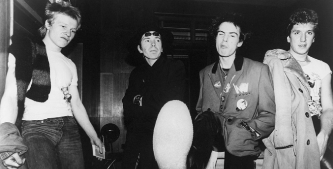 «God Save The Queen» Sex Pistols возглавила чарты во время празднования юбилея Елизаветы II